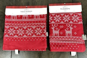 New Hallmark Christmas Table Runner & Set Of 4 Placemats Reindeer Snowflakes - Picture 1 of 11
