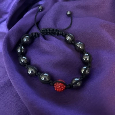 una pulsera estilo Shamballa con cuentas de hematita y una cuenta de cristal rojo Foto 1 de 4