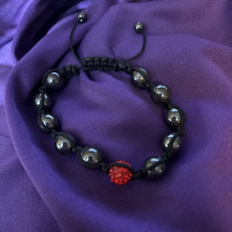 uma pulseira estilo Shamballa com contas de hematita e uma conta de cristal vermelho - Imagem 1 de 4