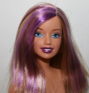 Mattel Barbie Puppe blonde Haare mit lila Strähnen, biegbare Beine, Beauty Mark - Bild 1 von 10