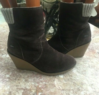 Botines de cuña de gamuza marrón para mujer Lacoste Lazaret talla 6M usados en excelente estado. Foto 1 de 4