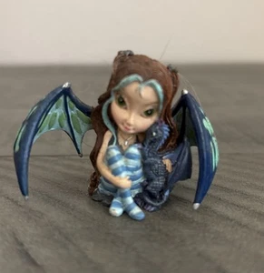 Jasmine Becket Griffith Fata che tiene un drago bambino statuina mini 1,25" plastica - Foto 1 di 8