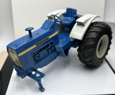 Винтажный металлический трактор 1/8 ERTL Ford 8000 с изогнутыми крыльями высокопрочный на запчасти - Изображение 1 из 4