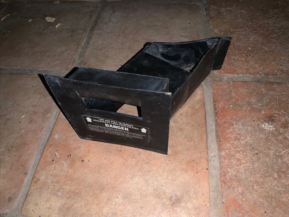 Cubierta de tapón de mantillo de césped Black & Decker 242354 para cortadora de césped CM1936 36v  Foto 1 de 1