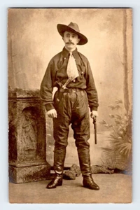 RPPC 1904. COWBOY CON PISTOLA E COLTELLO DA COMBATTIMENTO. CARTOLINA DK8 - Foto 1 di 2