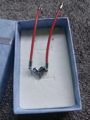 Brazalete corazón diamante en banda roja Foto 1 de 2