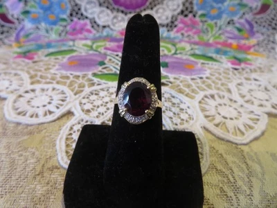 Hermoso Anillo Ovalado de Oro Amarillo 14K Granate Rojo/Diamante, 3,35 Gramos, Talla 7 Foto 1 de 4