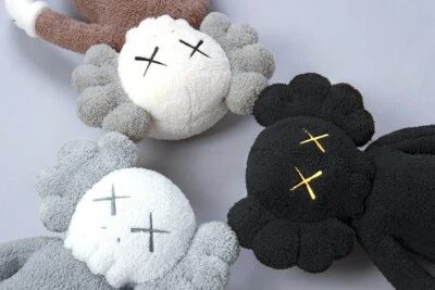 KAWS Holiday Hong Kong Limited 20" Juego de Peluche de 3 Compañeros Auténtico NUEVO #/2000 Foto 1 de 3