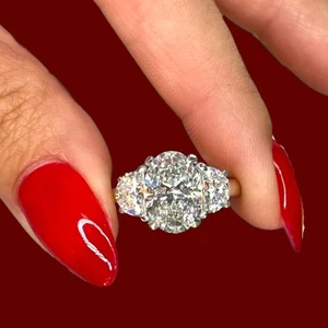 Anello di fidanzamento in oro taglio ovale con diamanti IGI 18 carati... - Picture 1 of 14