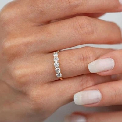 Anillo de compromiso de 5 piedras con diamantes de corte redondo de 0,80 quilates acabado en oro rosa de 14 quilates Foto 1 de 4