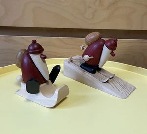 2x Björn Köhler Weihnachtsmann Schlitten & Ski Holzfiguren Erzgebirge - Bild 1 von 11