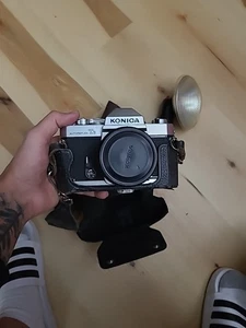 KONICA AUTOREFLEX T3 con filtro de lente, estuche y correa - Imagen 1 de 10