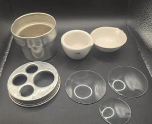 Vintage lab holder, porcelain mortar, evaporating dish and glass pieces - Picture 1 of 16