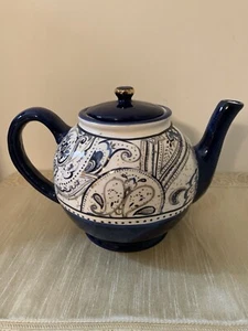Rara teiera ceramica HTF Potters Studio Paisley & Filigree blu scuro e oro usata in ottime condizioni - Foto 1 di 24