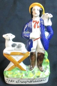 Antigua figura de pastor y dos corderos de 5 1/2" de alto X3 1/4 de ancho X 1 1/4" de profundidad - Imagen 1 de 4