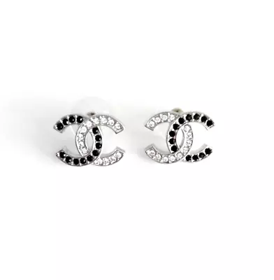 Серьги-гвоздики Chanel 22A с серебряными черными кристаллами CC - Изображение 1 из 4