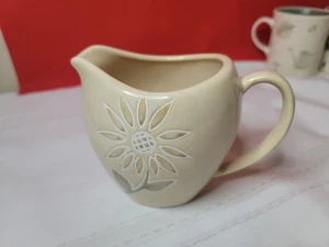 Steinzeug Creme Blumen Sonnenblumen Milchkännchen von Cuisinart 4-1/4" hoch - Bild 1 von 4