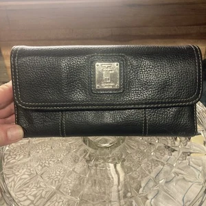 Tignanello Black Pebbled Leather Trifold Wallet Organizer Paisley Print Lining - Picture 1 of 6