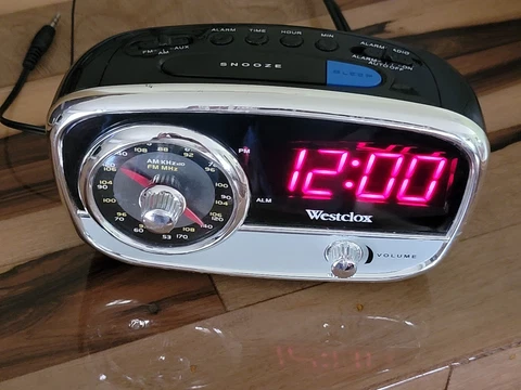 Westclox 80193 AM/FM Alarm Clock Radio 3.5mm Jack Classic Retro Art Deco Style Cover