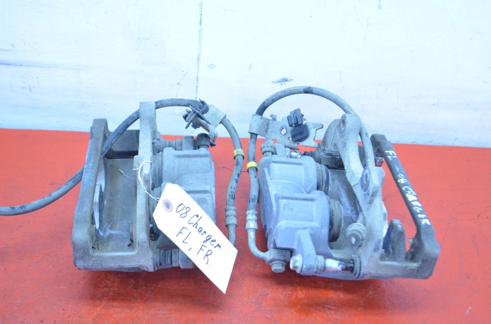 06-10 DODGE CARGADOR R/T TRACCIÓN TRASERA JUEGO DE PINZAS DE FRENO DELANTERAS IZQUIERDA/DERECHA OEM Foto 1 de 4