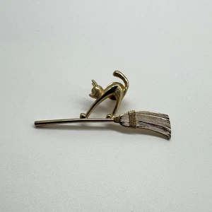 Vintage Cat Kitten Riding Witches Broomstick Halloween Pin Brooch Tac Pin - Picture 1 of 6