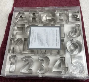 Williams Sonoma Alphabet & Zahl Ausstechformen 37-teiliges Set mit Aufbewahrungstasche - Bild 1 von 9