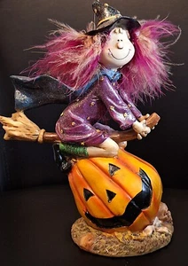 Skurrile Halloween Hexe auf einem Besen Jack-o-Lantern Crazy Hair Day Federn Harz - Bild 1 von 11