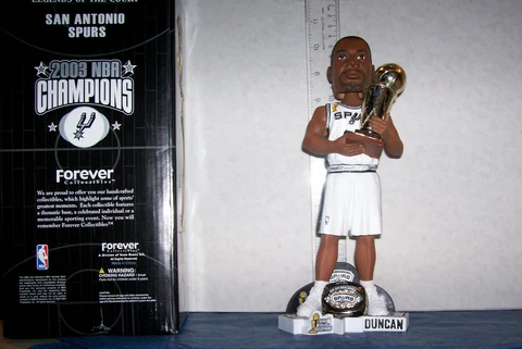 2003 TIM DUNCAN 10 INCH CHAMPIONSHIP TROPHY/RING BOBBLEHEAD SAN ANTONIO SPURS Cover