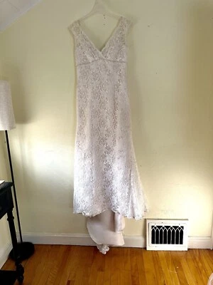 Vestido, velo a juego. Nunca usado. Pequeño desgarro en encaje en costura lateral. No fumadores. Foto 1 de 4