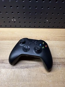 (E) Microsoft Xbox One Wireless Controller (1708) Black Missing Battery Cover - Afbeelding 1 van 6