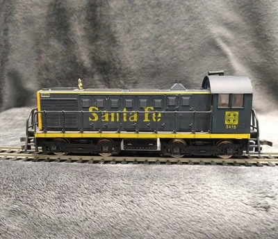 Model Power HO Scale ALCO 1000 HP Yard Switcher Dummy Locomotive Santa Fe #3415 - Image 1 of 4
