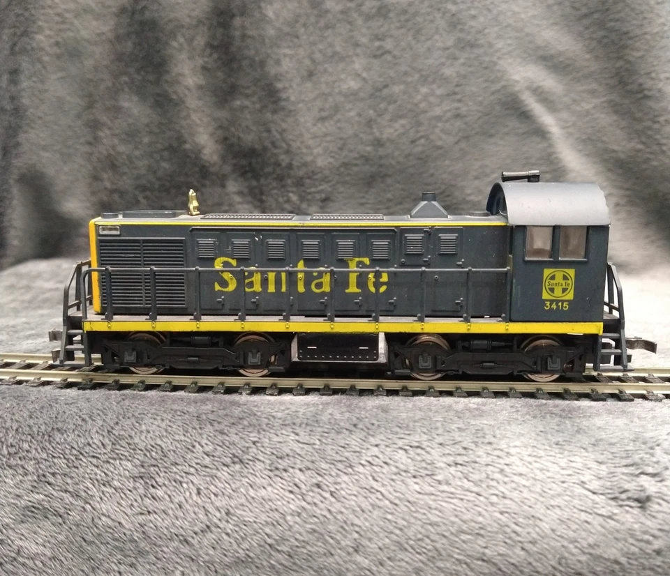 Model Power HO Scale ALCO 1000 HP Yard Switcher Dummy Locomotive Santa Fe #3415 - Image 1 of 4