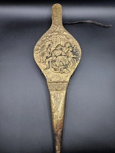 Kunstvoll verzierter Vintage Handkaminbalg schwarz Leder und Messing versilbert - Bild 1 von 7