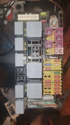 Chevrolet Aveo 2004-2008 caja de fusibles de motor OEM Foto 1 de 3