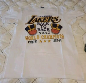 SWEET TRENCHLOS ANGELES LAKERS BACK TO BACK NBA CHAMPIONS HERREN T-SHIRT GRÖSSE LARGE - Bild 1 von 8