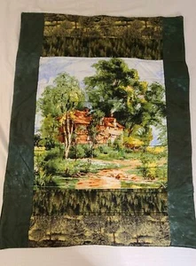 Handgefertigte gesteppte Hütte Baum Landschaft Szene Wandbehang 35" x 26" Kunst Stoff - Bild 1 von 9
