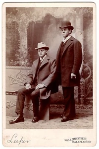 TWO DAPPER MEN IN HATS : SALEM, OHIO : PRICE FIXER PHOTOGRAPHER : CABINET CARD - Imagen 1 de 3