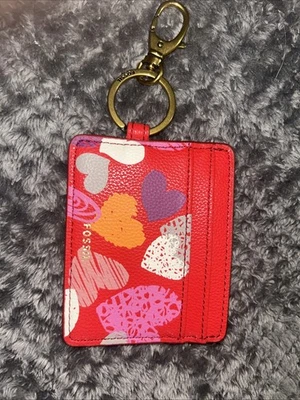 Cartera de identificación con llavero de cuero para mujer Fossil roja con corazones Foto 1 de 4