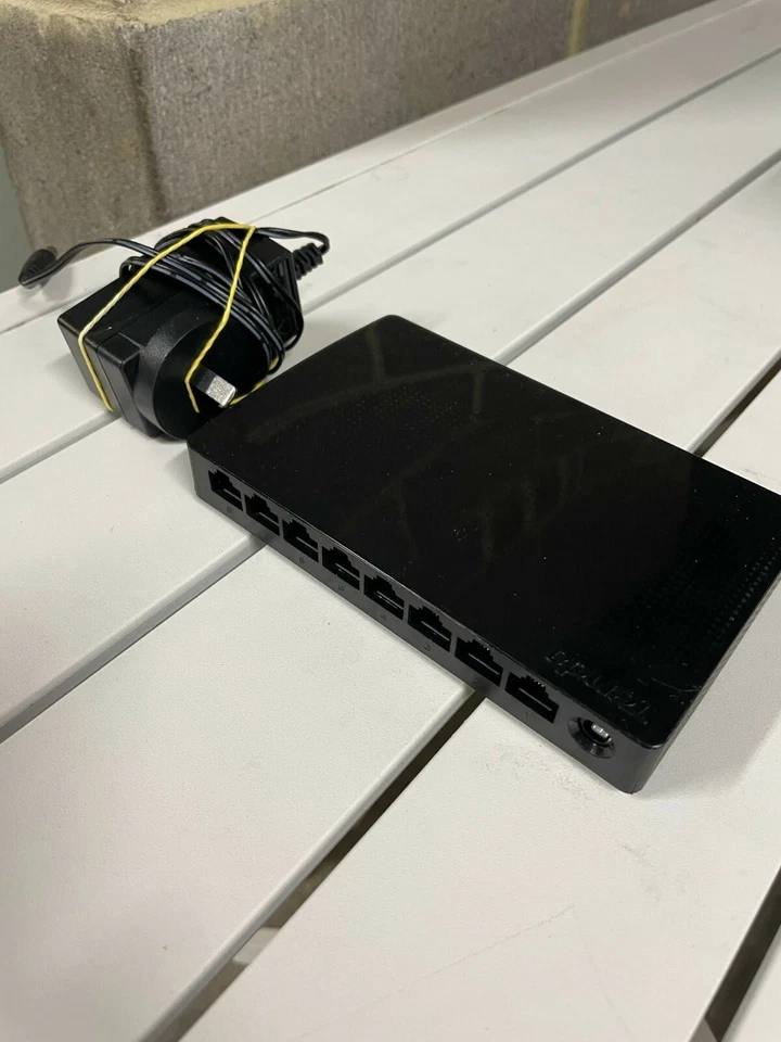 Tenda 8 Port Hub l Network Switch - image 1 of 1