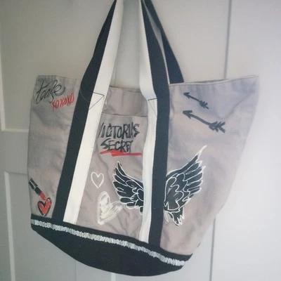 VICTORIA'S SECRET 21» широкий серый и черный хлопок сумка с короткими ручками граффити на пенсии - Изображение 1 из 4