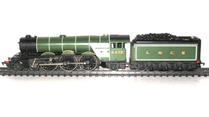 HORNBY "OO" GAUGE R398 L.N.E.R. CLASS A1 LOCOMOTIVE 4472 "FLYING SCOTSMAN" - Picture 1 of 14