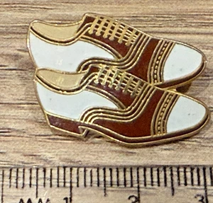 SHOES PRESENT TENSE ENAMEL PIN VINTAGE PINBACK PROMO BADGE BUTTON PIN ELEKTRA - Picture 1 of 2