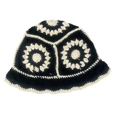 Sombrero cubo Haute Hippie negro y crema tejido a ganchillo flor dobladillo festoneado Foto 1 de 4