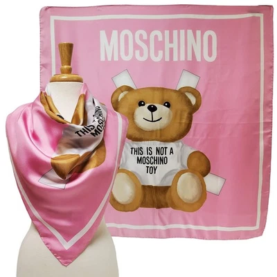 BUFANDA MOSCHINO MUÑECA DE PAPEL ROSA OSO DE PELUCHE Y LOGOTIPO SARGA DE SEDA FOULARD CUADRADO 34" Foto 1 de 4
