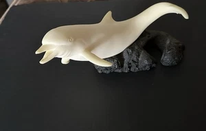Delfin Skulptur auf Felsen - Bild 1 von 5