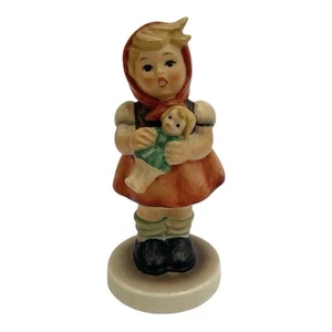 Figura Hummel 1967 vintage niña con muñeca bebé TMK Goebel 239/B 3,25" - Imagen 1 de 5