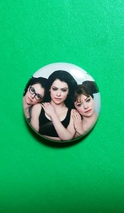 ORPHAN BLACK COSIMA SARAH ALISON HANDS ON SHOULDR TV STILL 1" BUTTON PINBACK PIN - Picture 1 of 1