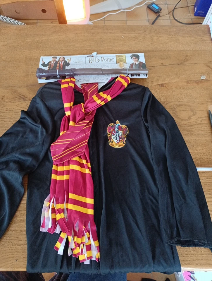 ENSEMBLE COSTUME DRESS UP SET HARRY POTTER GRYFFINDOR ROBE BAGUETTE ÉCHARPE  - Photo 1/4