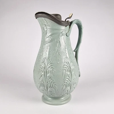 Jarra victoriana Wedgwood and Co con tapa relieve floral moldeada 1861 verde suave Foto 1 de 4