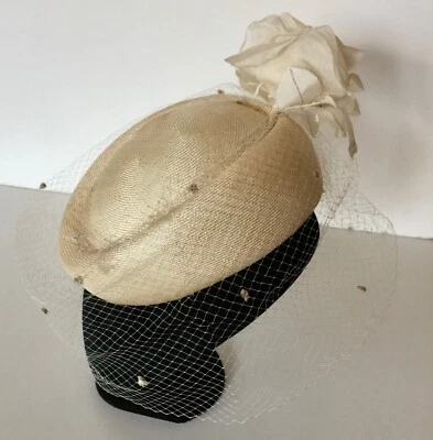 ELEGANT FASCINATOR HAT WITH ROSE VEIL- WEDDING-BEIGE-VINTAGE HEADPIECE 1980 Foto 1 de 4
